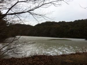凍ったため池