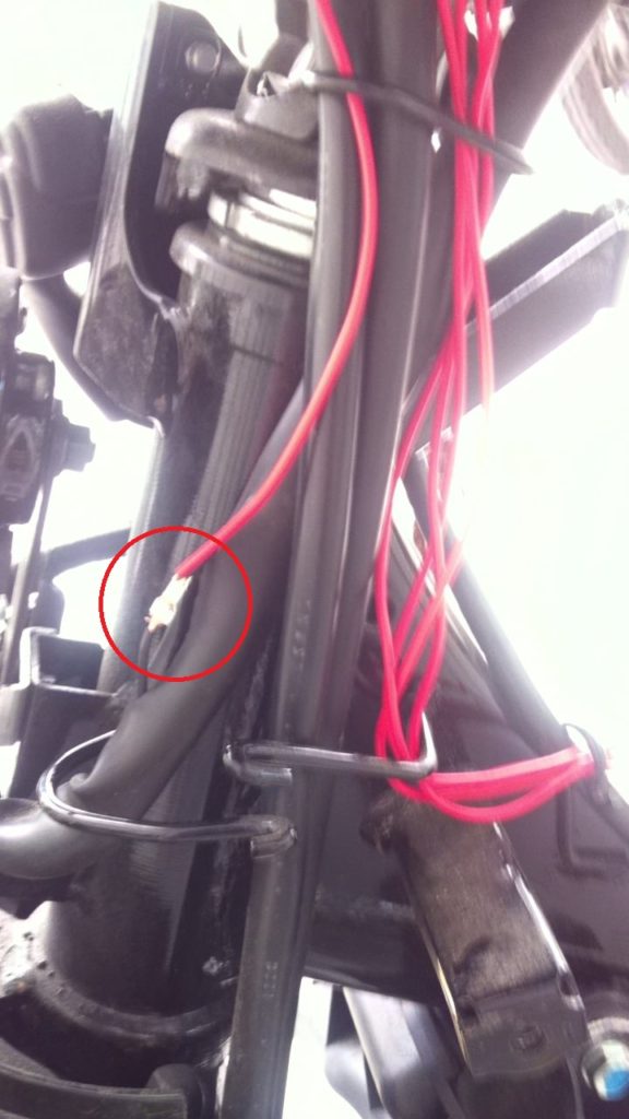 赤丸のメーターパネルからの配線に接続します。